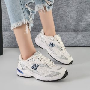کفش و کتانی زنانه و دخترانه مدل نیوبالانس725 NEW BALANCE رنگ سفید نقره ایی کد 9199