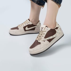 کفش کتانی زنانه و دخترانه مدل نایک ترویس NIKE TRAVIS رنگ کرم قهوه ای کد M31560